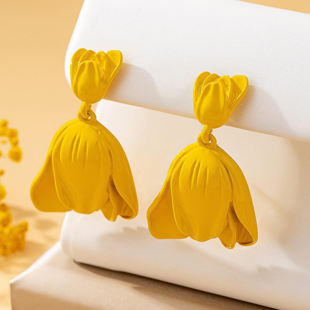 Elegant French Floral Clip-On Earrings: Retro Hong Kong Style, No Piercing Needed