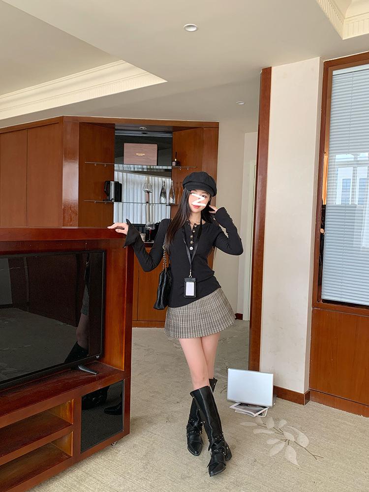 Spicy Girl Design V-Neck Button-Up Long-Sleeve Henley Top - Waist-Cinched, Slimming for Autumn/Winter