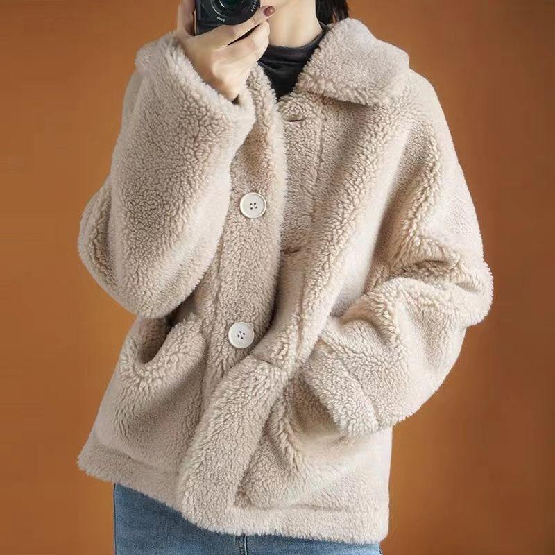 Autumn and Winter Collection of Lambskin Coat for Women Featuring Short Loose and Granular Lambskin Coat with Combination of Sheared and Fur