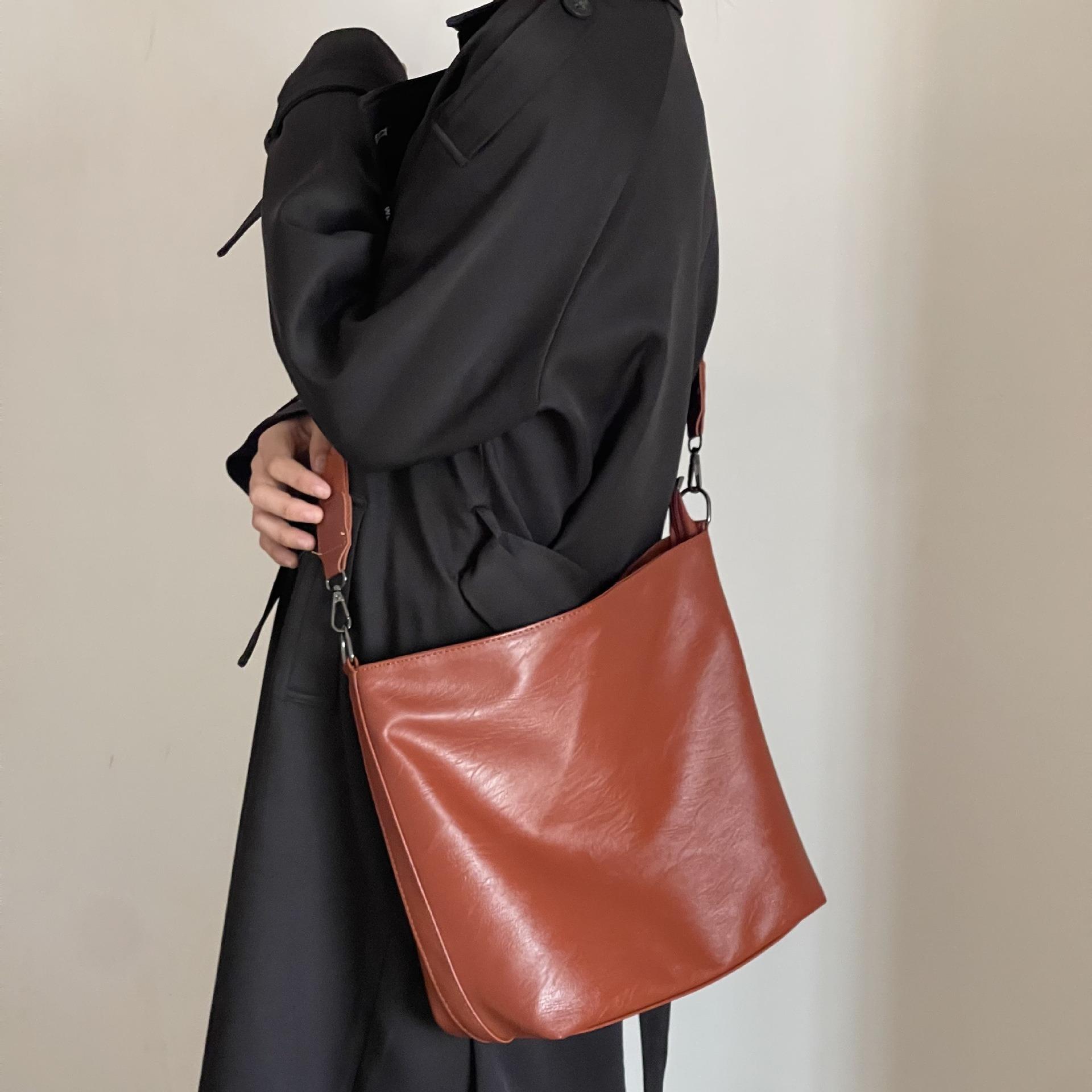 

Трендовая сумка подмышку для женщин, корейская мода, повседневная сумка-ведро, новая сумка-шоппер большой вместимости для женщин Brown without chain