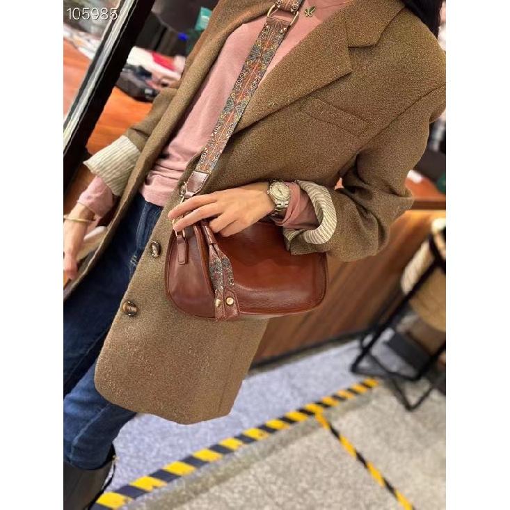 

This year s popular women s bags are large-capacity, made of top-quality soft leather, with a wide strap and a crossbody design темно-коричневого