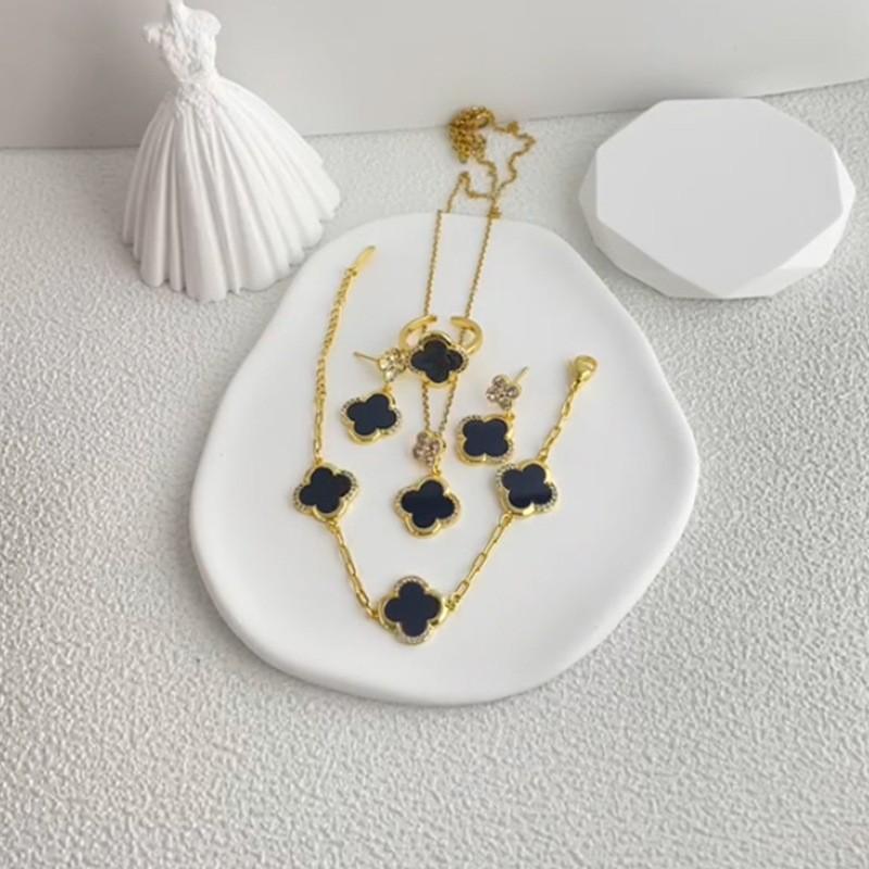Elegante Set di Gioielli Quadrifoglio Madreperla 4 Pezzi Collana a Catena Acciaio Titanio Dorato/Tonalità Bracciale Orecchini Anello Donna