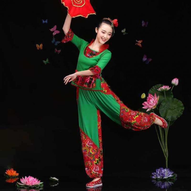 Red Yangge Dance Set for Middle-aged & Elderly Fitness Performances