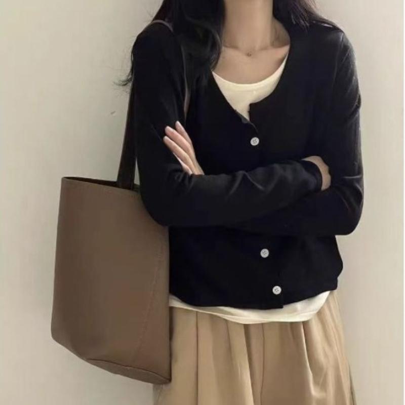 

Комплект из двух частей: полосатый вязаный свитер с имитацией длинного рукава для женщин, новый дизайн ранней осени, свободный и стройнящий, плиссированный топ на кулиске One size чёрный