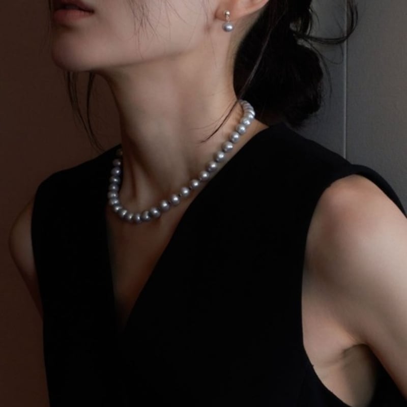 

Dawn of Me Grey Pearl Sapphire Necklace -