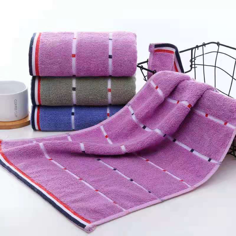 Håndkleet er laget av ren bomull, mykt og absorberende, fortykket og brodert med fargerike skyer og stjerner.