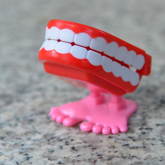 Chattering Teeth Wind-up Toy Clockwork Spring Cartoon Jumping Teeth with Eyes Joke Toy Christmas Goodie Bag Stuffers Kids Adults Gag Gifts