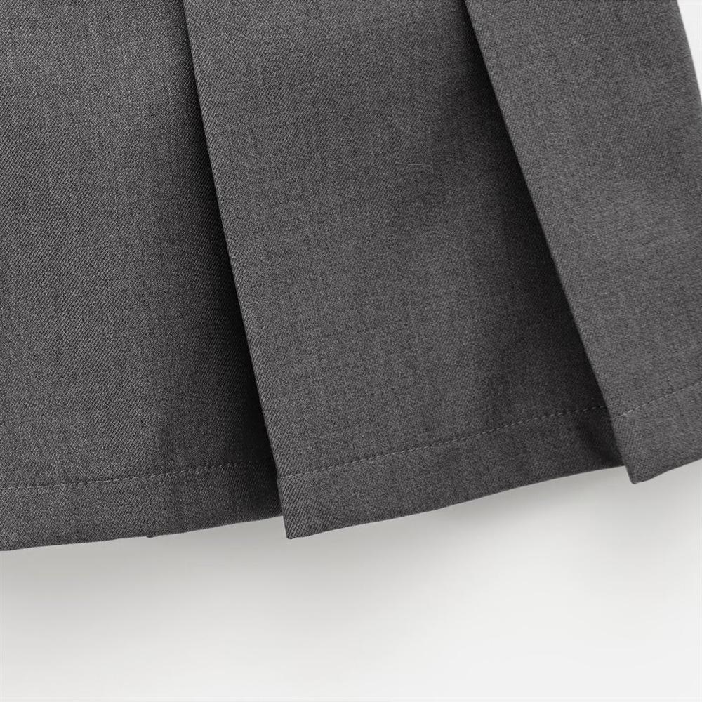 Frühling 2025 Damenmode: Schlanker Minirock mit hoher Taille und Falten, mit Gürteldetail