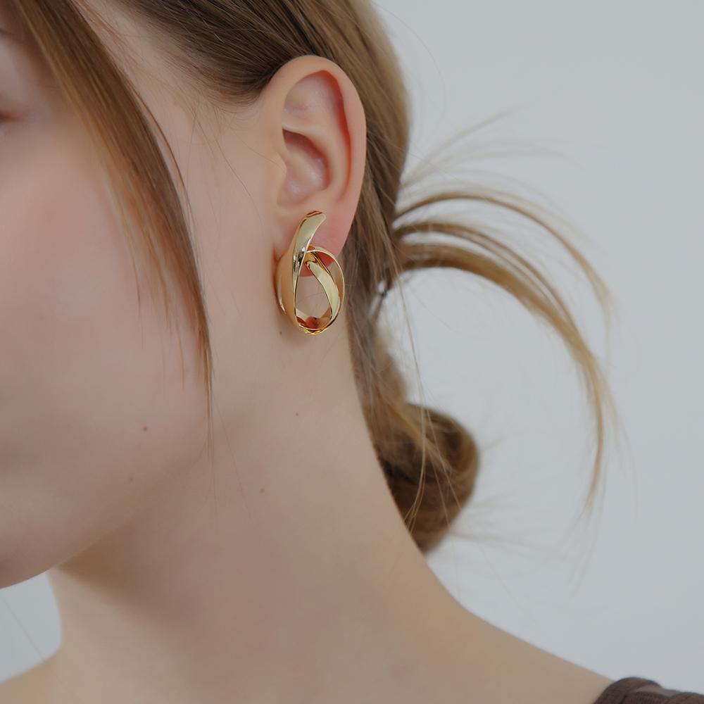 Dieuamour Twissel Bold Earrings