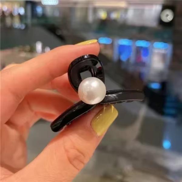 2Pcs Acrylic Pink Love Heart Small Hair Claw Women Girls Sweet Cute Hair Clips Lovely Kawaii Hairpin Hair Accessories