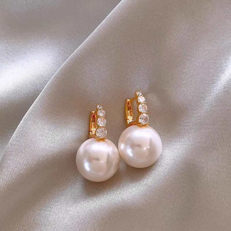 French Retro Pearl Flower Stud Earrings: Elegant, Fashionable, Versatile High-End Accessories for Women