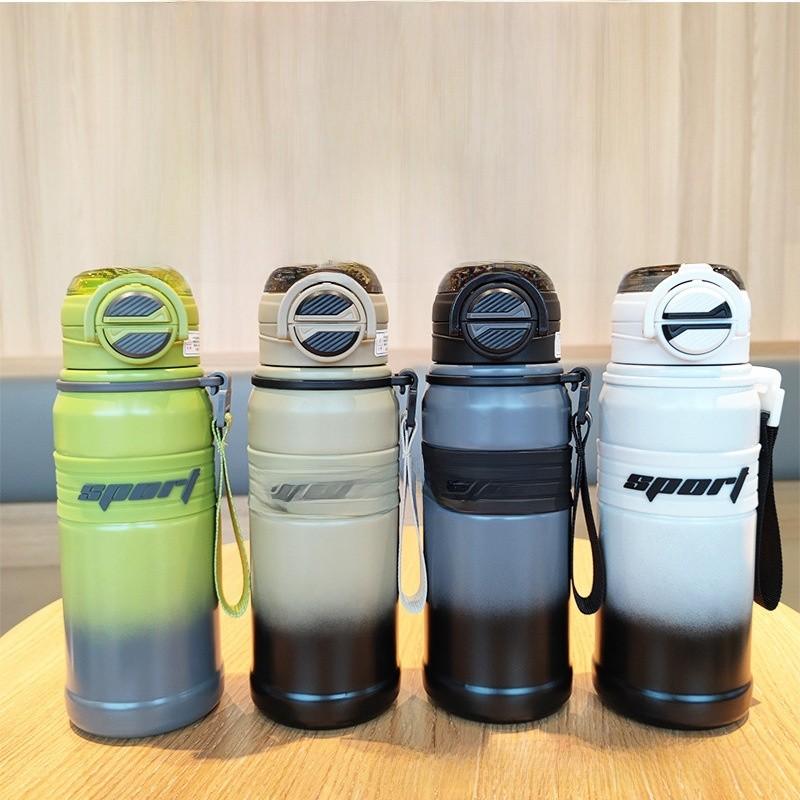 Tragbare, isolierte Sport-Trinkflasche mit Strohhalmverschluss für Schüler und Outdoor-Aktivitäten