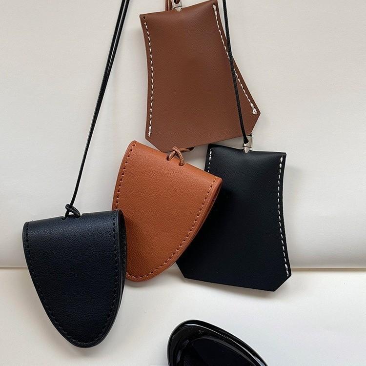 Lange ausziehbare Schlüsseltasche aus Leder mit Anhänger zum Aufhängen am Hals, Leder-Markenhalskette, hängende Brille, Schlüsselanhänger, Nischenzubehör, Trend