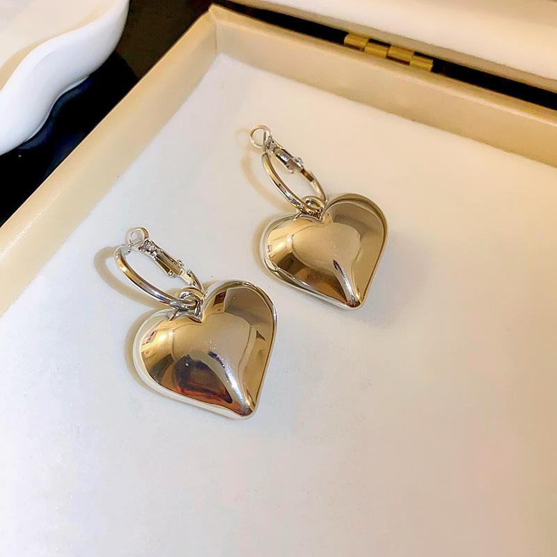 

Silver Needle Cold Wind Love Earrings Personality Simple Design Earrings Fashion Versatile Advanced Earrings Women