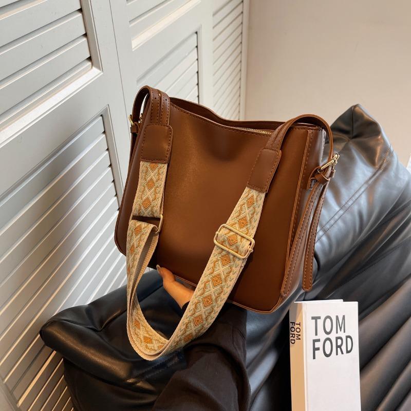 

Летняя новая сумка большой вместимости женская высококлассная нишевая дизайнерская модная универсальная сумка через плечо коричневый