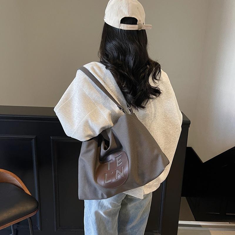 Bag women's large-capacity 2025 new spring niche design single shoulder foreign style student class commuting tote bag
