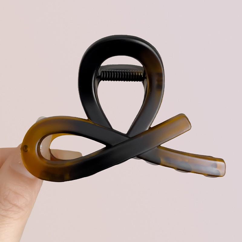 Large French Retro Claw Hair Clip for Elegant Women's Hairstyles.