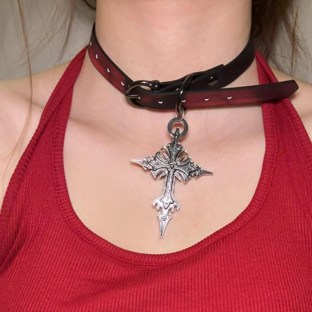 Chique Pittige Meisje Leren Bel Choker Ketting – Uniek Minderheidsontwerp