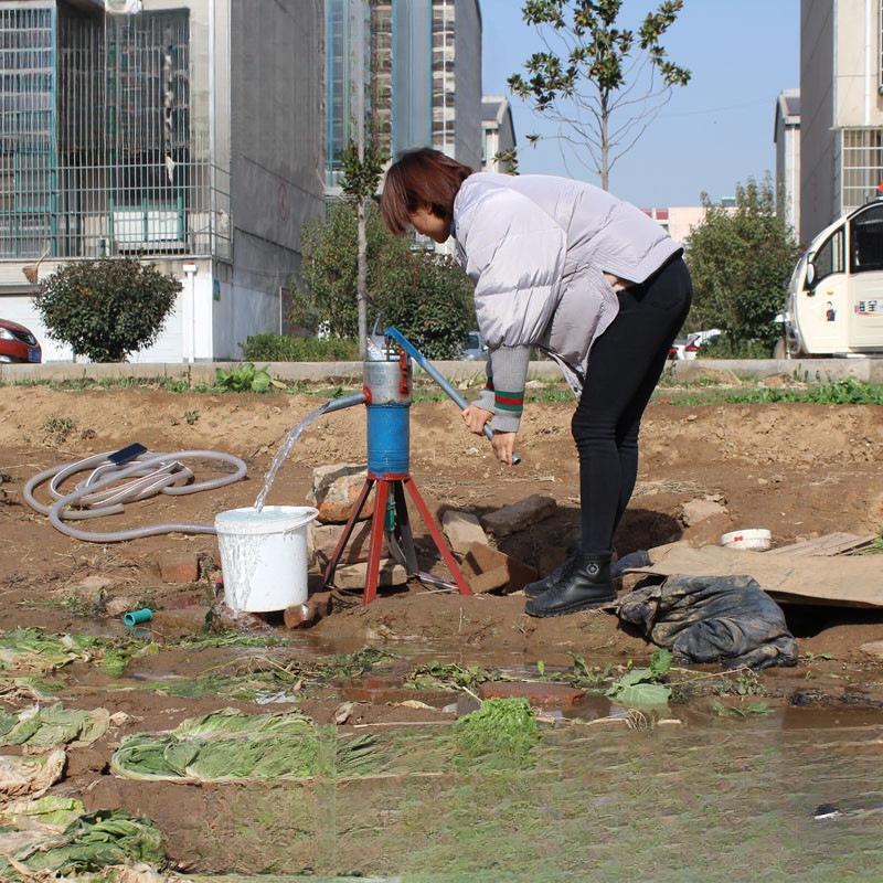 Tradycyjna ręczna pompa do studni wodnej odporna na mróz