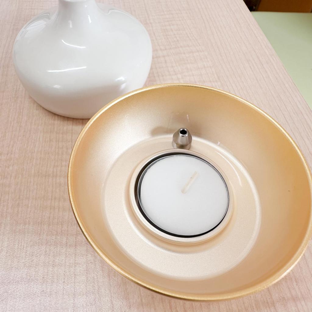 [Modernes buddhistisches Altarset] Chering 3-teiliges Set: Blumenvase, Räuchergefäß und Kerzenhalter  Messing, Edelstahl und Keramik  Passend für Einzel