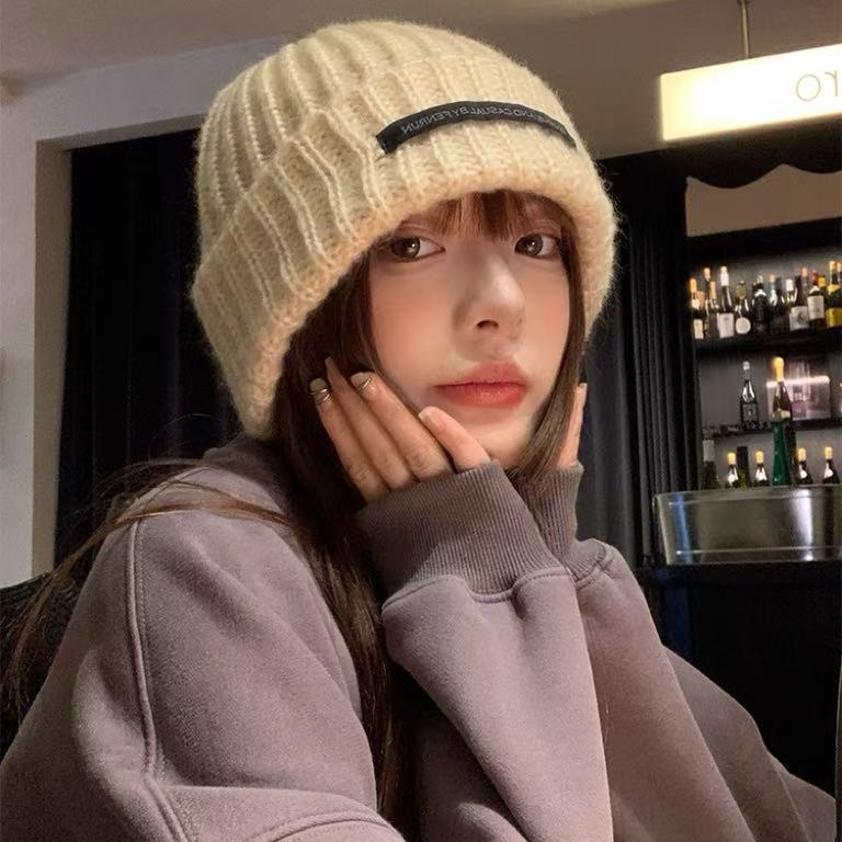 

Осенне-зимняя шерстяная вязаная шапка с принтом букв, женская, с защитой ушей, теплая и универсальная, демонстрирующая маленький и модный стиль.