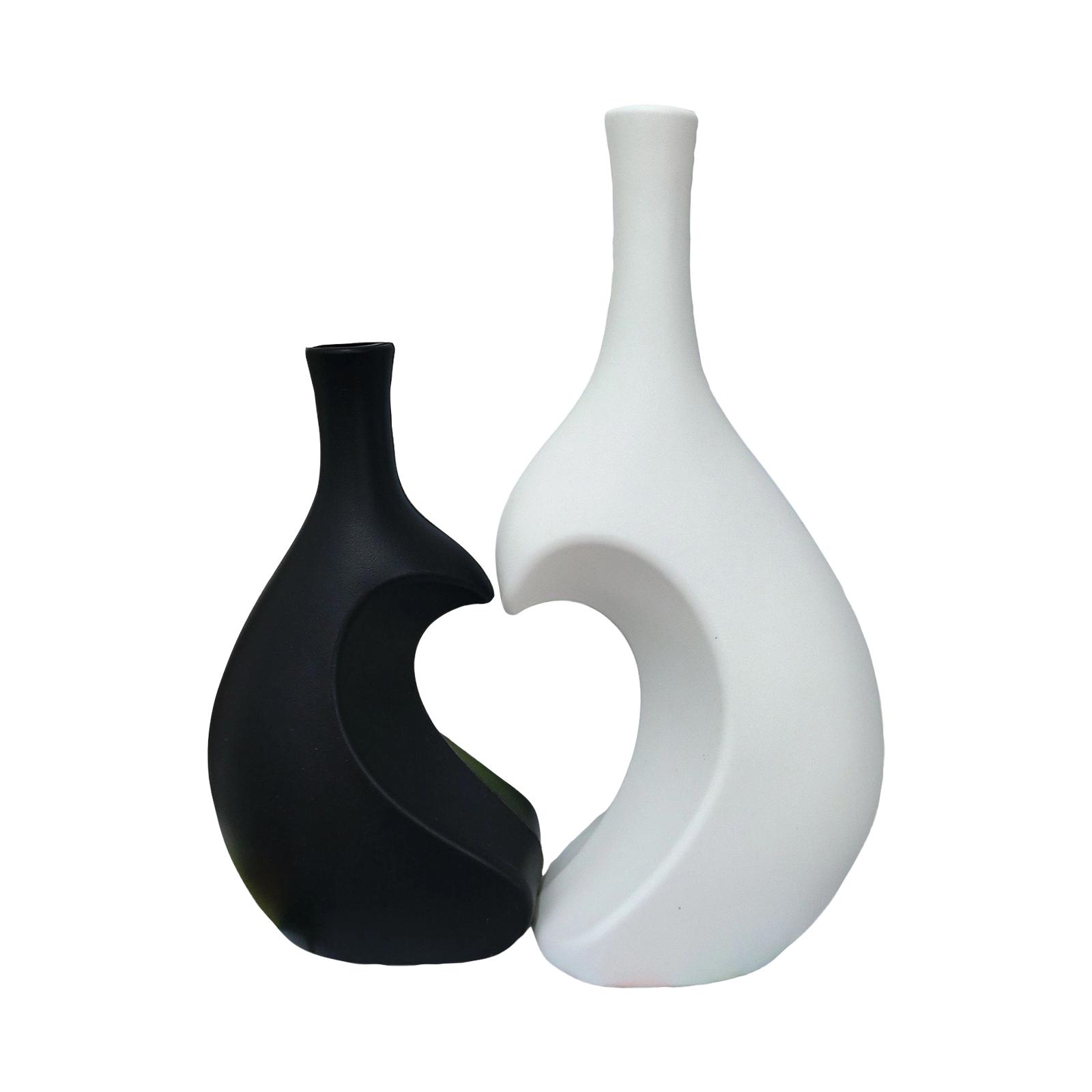 

Two Heart-shaped Plastic Vases, Suitable For Tabletops, Weddings, Dining Tables, Bookshelves, And As Centerpieces For Dining Tables. One Size