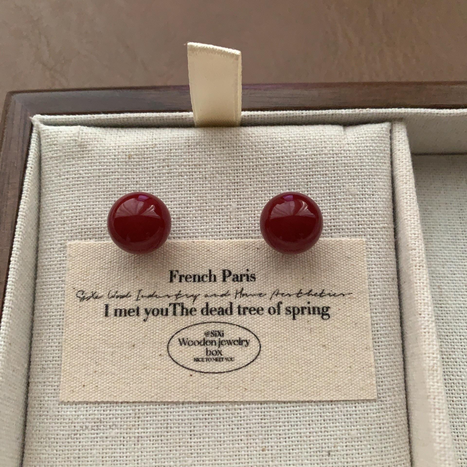 

Minimalist burgundy round pearl stud earrings, small bean studs, advanced sense, autumn and winter earrings, fashionable and foreign atmosphere