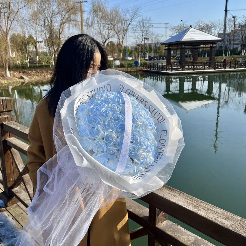 Buket lodoworóżana róża konserwowana kwiat mydlany - prezent walentynkowy dla partnera