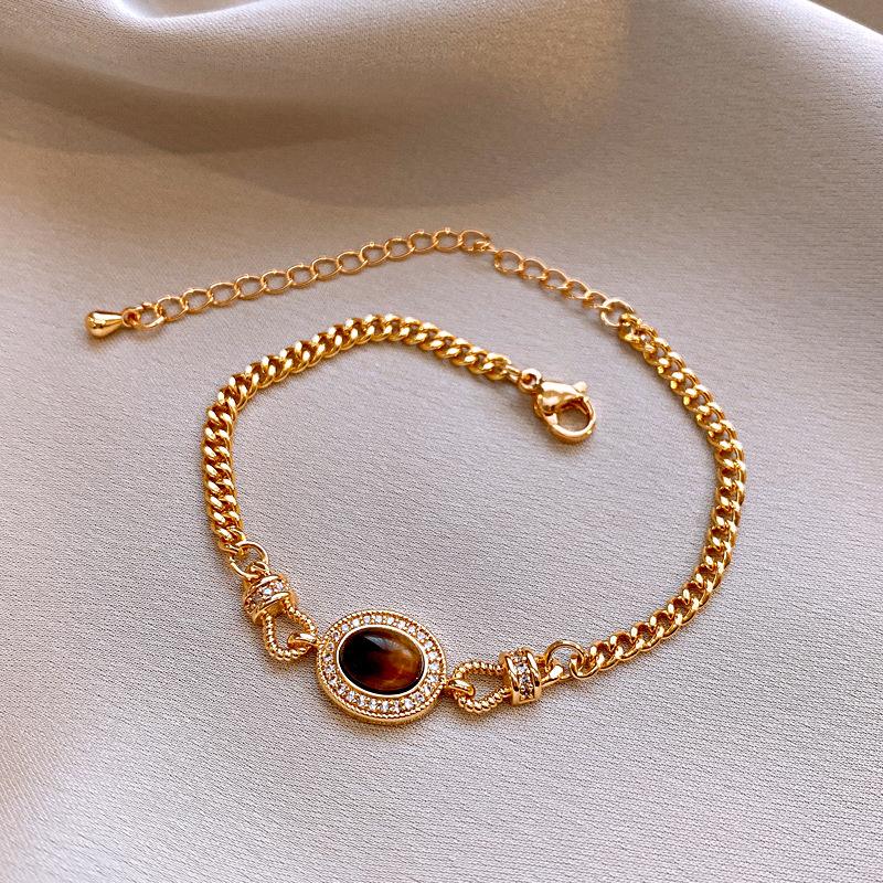 

Браслет с пряжкой-подковой и камнем тигровый глаз, браслет в ретро-дизайне, нишевая темпераментная бижутерия в стиле легкой роскоши