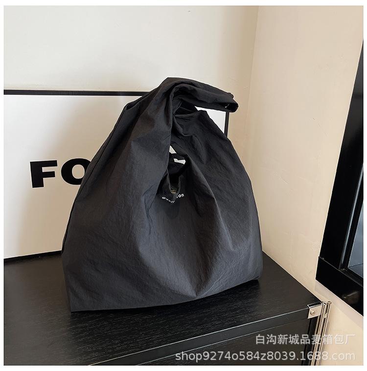 

Contrasting alphabet handbag 2025 new simple solid color shoulder bag Korean version canvas casual tote bag crossbody bag чорний