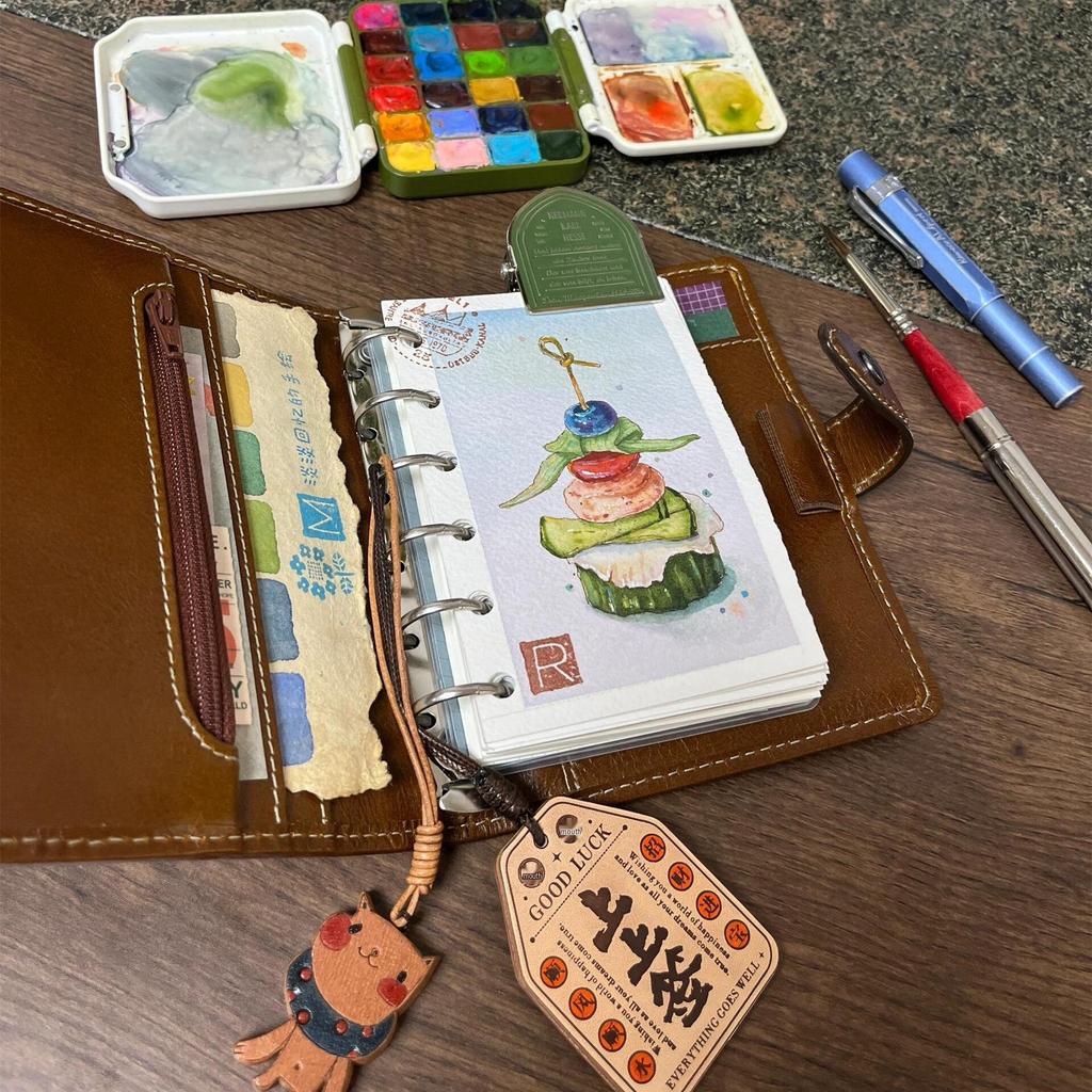 Hnědý kožený diářový kroužkový pořadač s vyjímatelným zápisníkem a kapesním deníkem