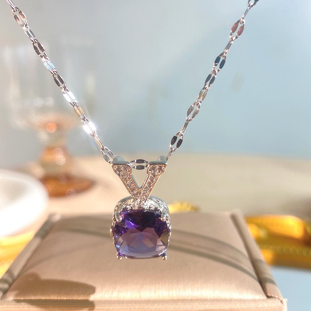 Explosive V-shaped Geometric Square Diamond Pendant Necklace for Women, Simple and Hot Selling Creative Collarbone Chain