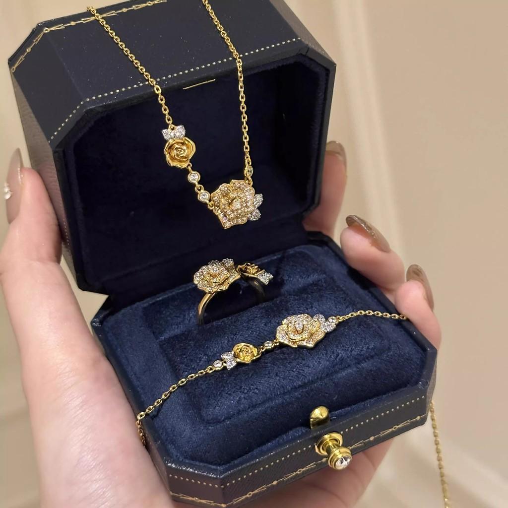 Elegant Floral Necklace For Women Featuring Luxurious Double Flower Design