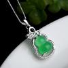 Collana con Ciondolo a Forma di Zucca in Calcedonio con Tormalina Verde Imitazione e Giada Placcata in Oro Bianco.