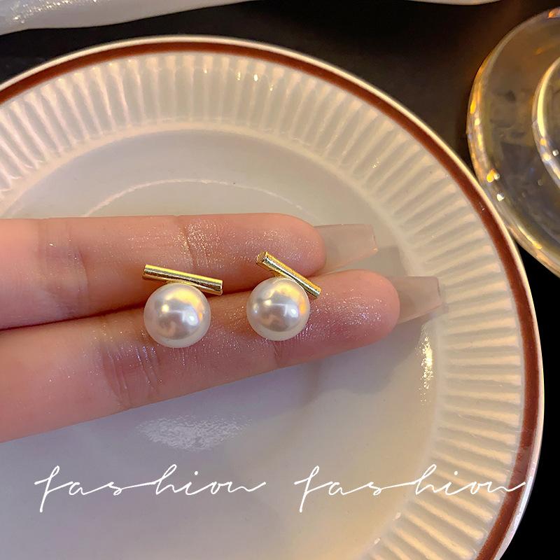 Design sense gray pearl stud earrings retro earrings popular autumn and winter earrings