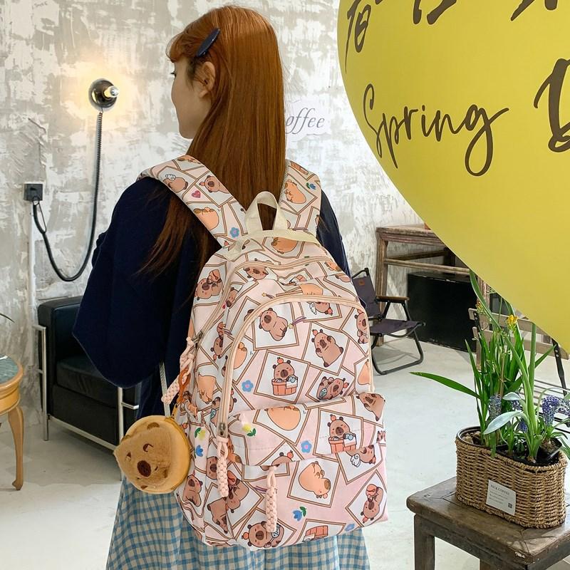 Schultasche College-Stil Mittel- und Oberstufe niedliche Cartoon-Schultasche leicht bedruckt Kapibara Nylon-Schultasche Damenrücken