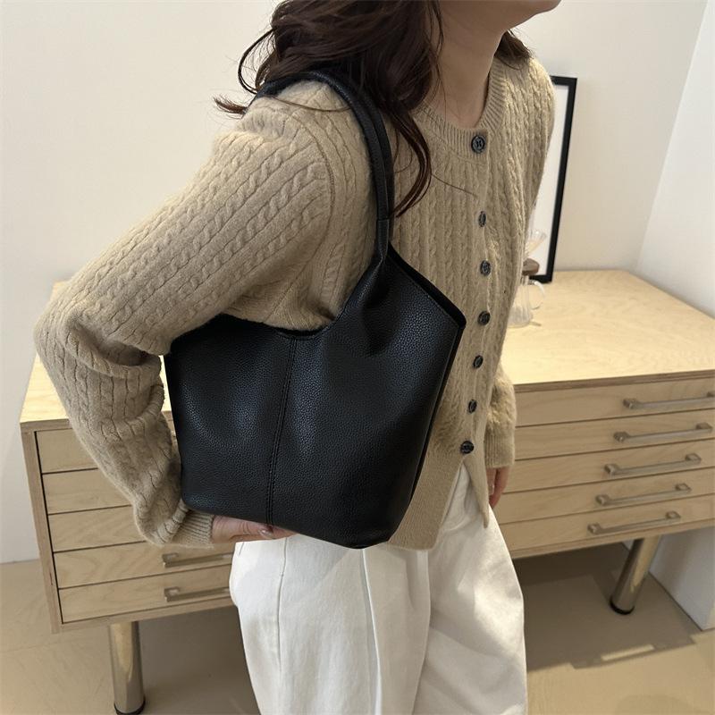 Personalized Korean fashion simple handbag bag 2024 new niche design high value single shoulder underarm bucket bag