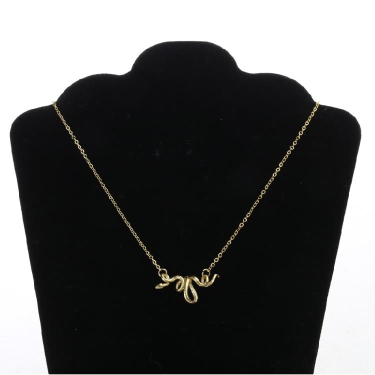 Fashionable Wrapped Serpents Necklace Delicate Snake Pattern Necklace Personalized Neck Chain Adornment for Gatheirngs