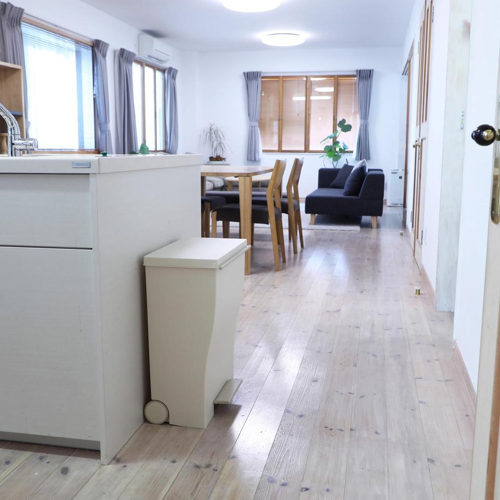 Kosz na śmieci na kółkach Kcud Szeroki pedał Wszystko jestemD (39L, Brązowy)