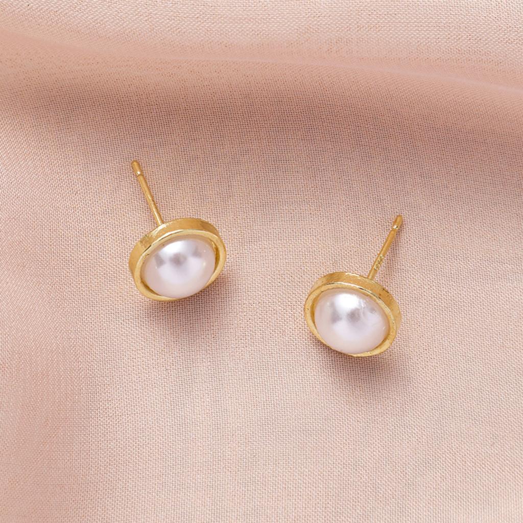Minimalist Round Pearl Stud Earrings with Metal Frame Simple Small Size Lightweight Design Suitable for Daily Wear and Special Occasions