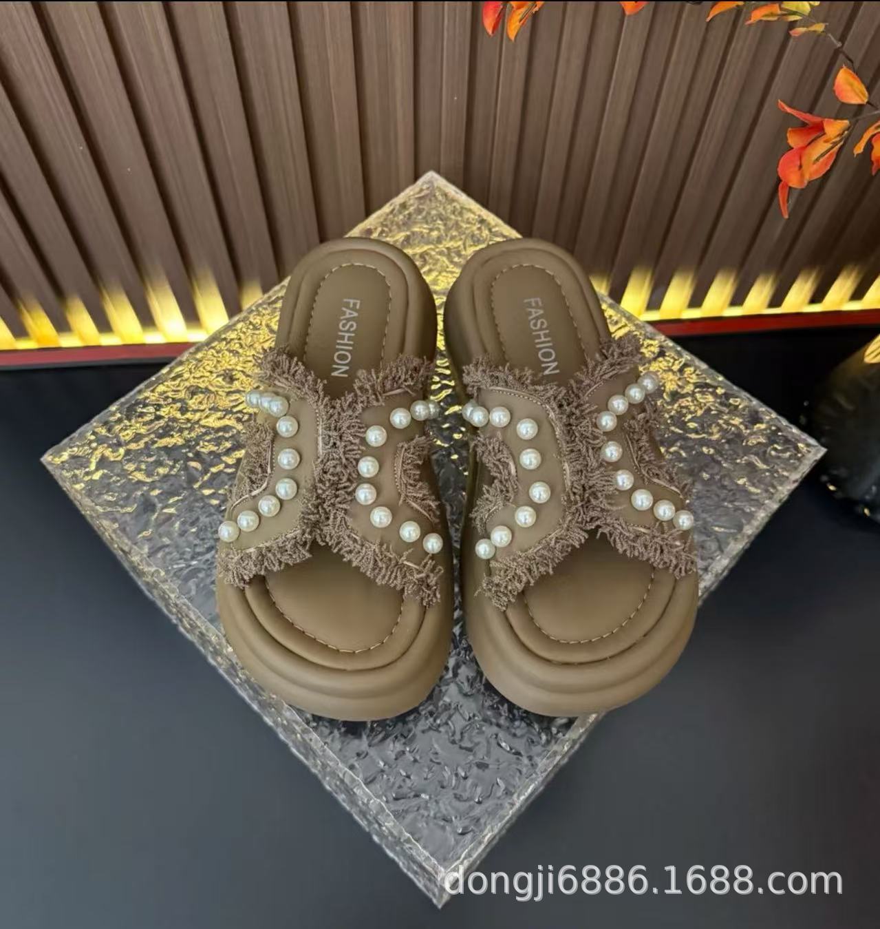 

ins модные наружные тапочки женские летние 2025 новые маленькие ароматные стильные жемчужные женские пляжные сандалии seaside fairy 35 коричневый