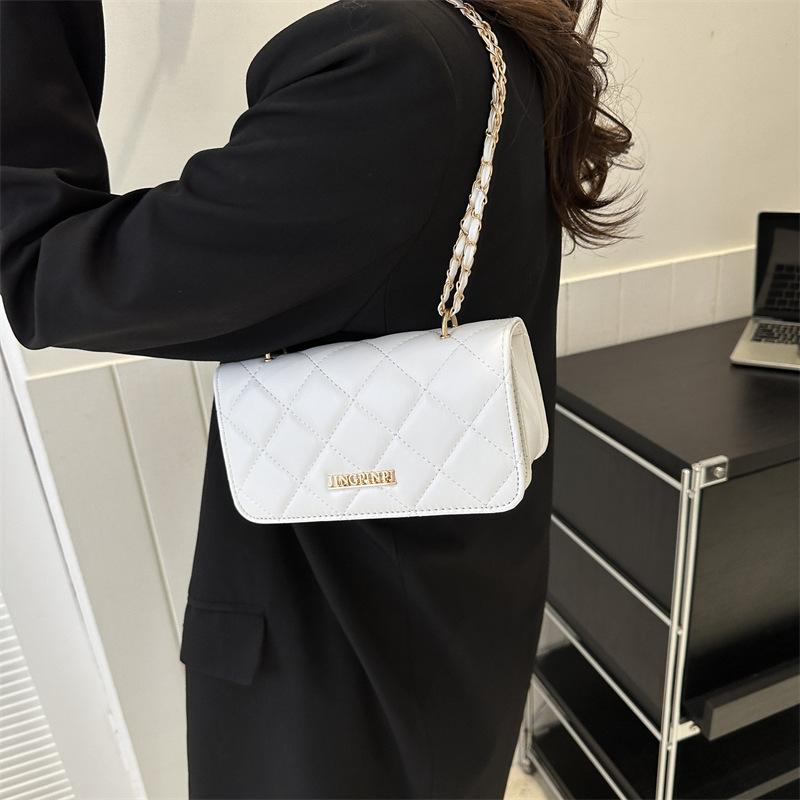 Simple texture and fashion 2025 new winter leisure diamond solid color chain single shoulder crossbody small square bag