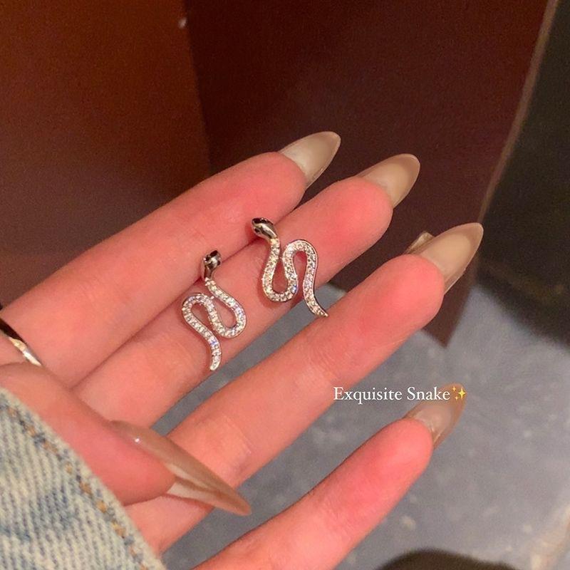 The chaebol master snake stud earrings have unique temperament, exquisite high-end design earrings.