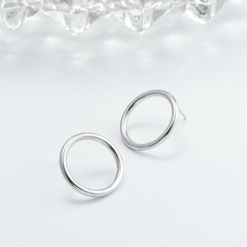 2024 French Retro S925 Sterling Silver Pearl Stud Earrings for Women – High-End Light Luxury Ear Cartilage Studs