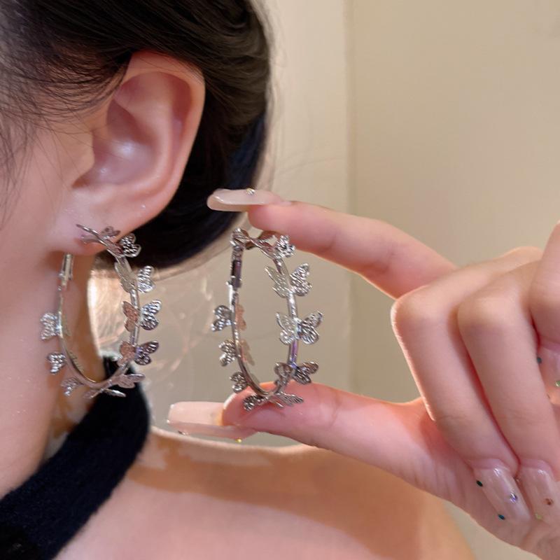 

Retro three-dimensional butterfly circle earrings women s niche design stud earrings with unique temperament earrings