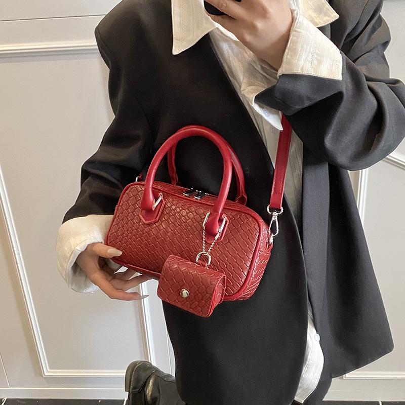 

Woven bag women s autumn and winter 2025 new niche design messenger bag high-end foreign-style portable pillow bag красный