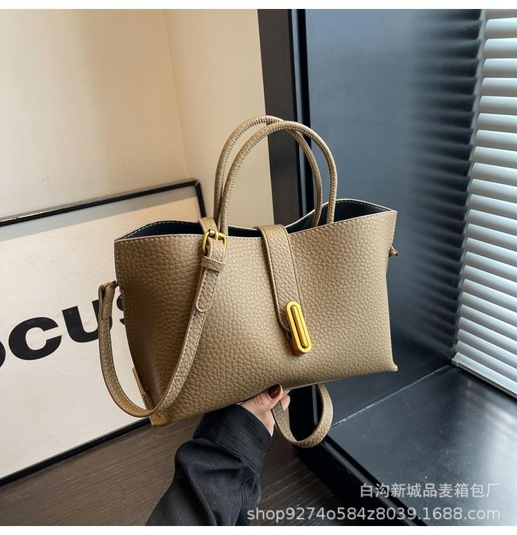 

Fashionable and atmospheric versatile crossbody bag handbag basket bag women s 2025 new simple and explosive commuter shoulder bag коричневий