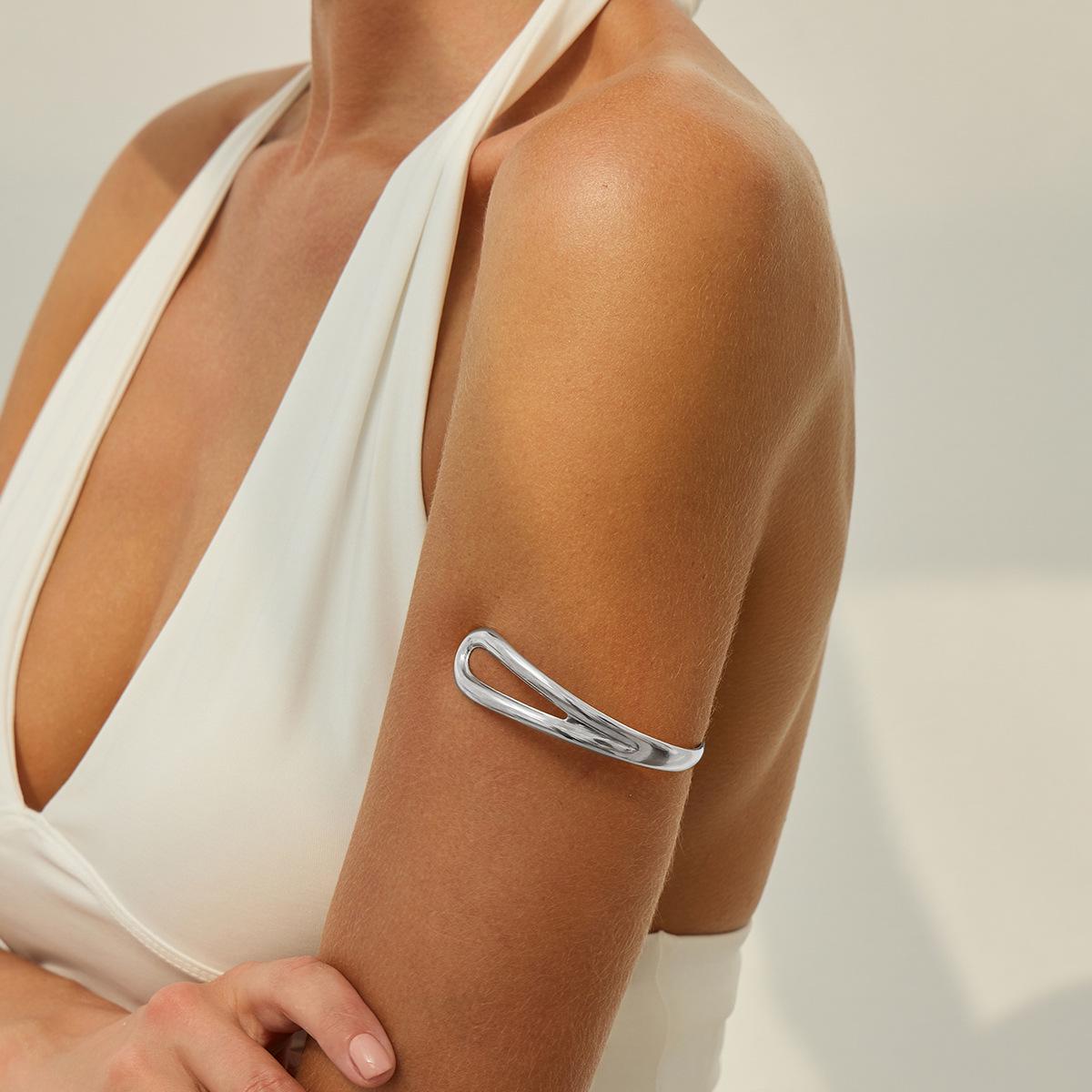 

Геометрический открытый браслет в форме буквы U: Простая металлическая мода для женщин