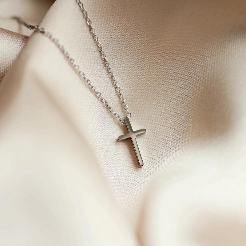Women's 2024 Luxury Cross Necklace - Gold Titan Clavicle Chain, Non-fading Titanium Steel Accessory