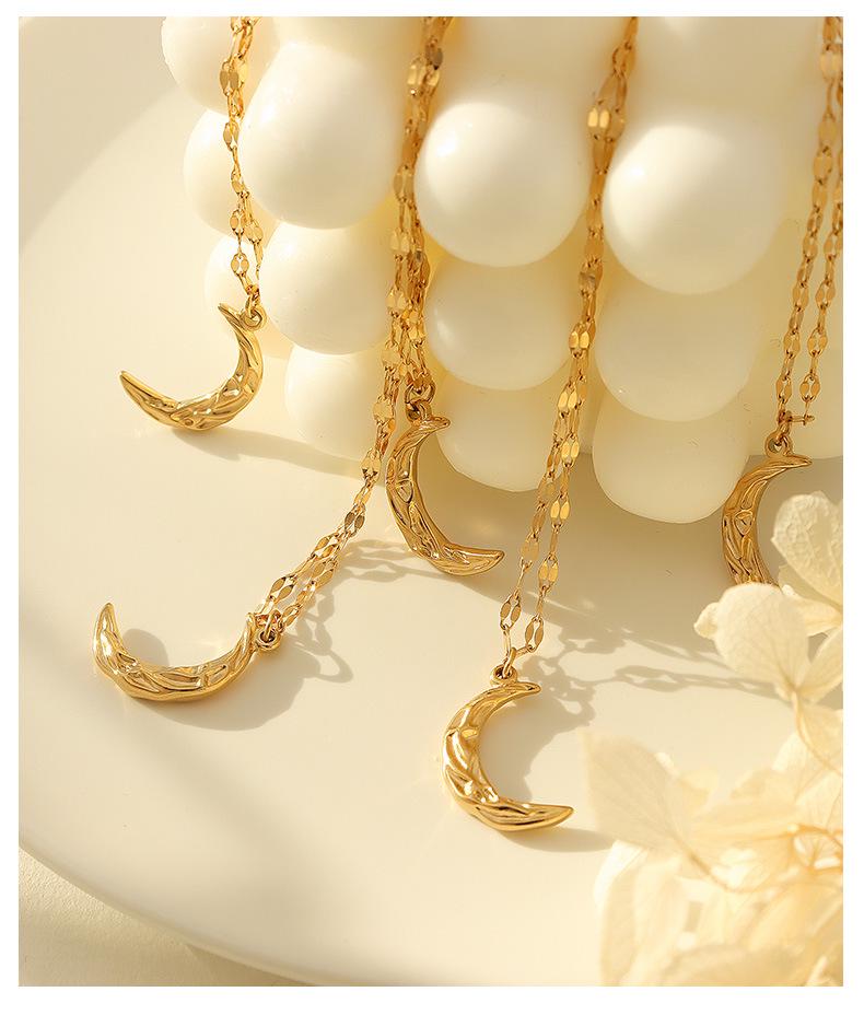 Minimalist Hammered Moon Pendant Necklace, 18k Gold-Plated Titanium Steel Clavicle Chain